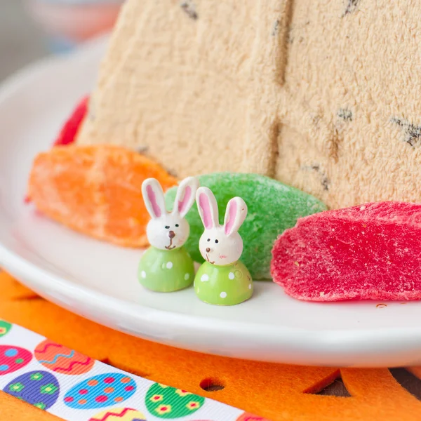 Conejitos de Pascua en la placa con cuajada Pashka — Foto de Stock