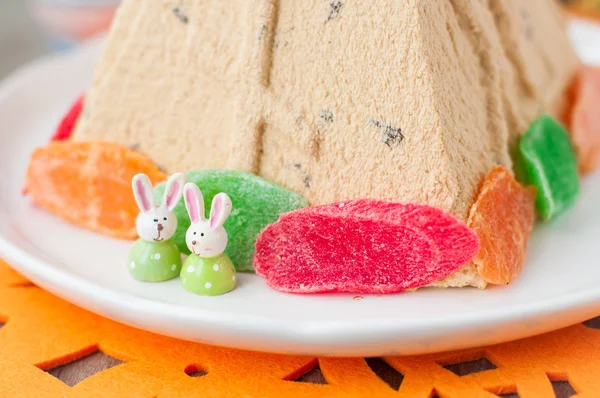 Conejitos de Pascua en la placa con cuajada Pashka — Foto de Stock