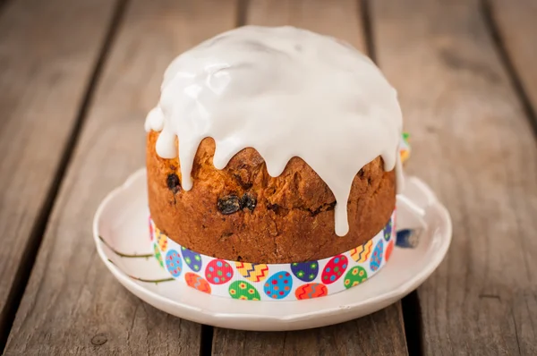 Kulich im rustikalen Stil, russisches süßes Osterbrot mit Zuckerguss — Stockfoto