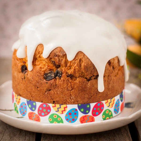 Stile rustico Kulich, Pane di Pasqua dolce russo condito con Suga — Foto Stock