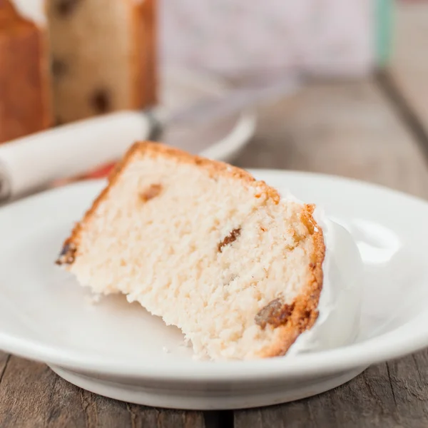 Een segment van Pasen zoet brood gegarneerd met suiker glazuur — Stockfoto