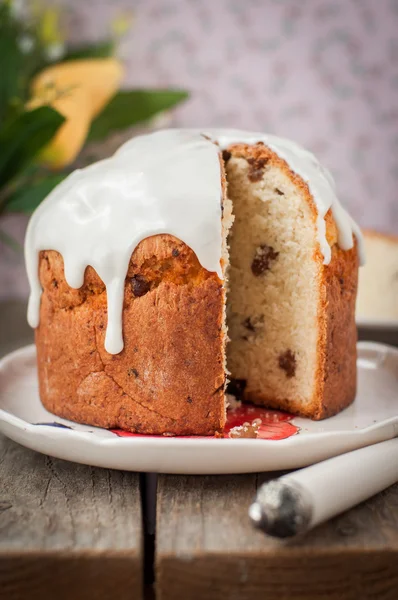 Estilo rústico Kulich, pão de Páscoa doce russo coberto com Suga — Fotografia de Stock