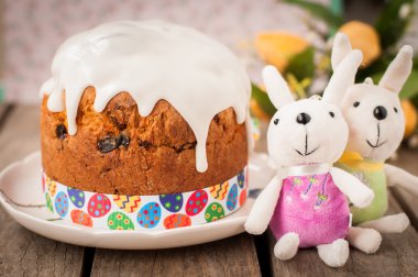 Rustik tarzı Kulich, Rus tatlı Paskalya ekmek Suga ile tepesinde