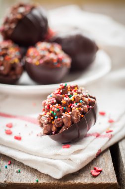 Pirinç ve buğday tahıl ve gökkuşağı S ile ev yapımı çikolata yumurta