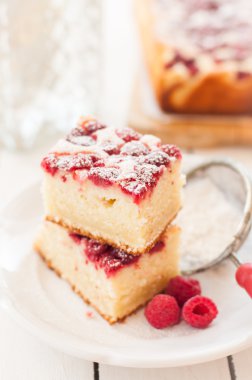 Ahududu ve yoğurt kek