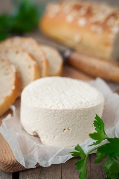 Queso de cabra con pan —  Fotos de Stock