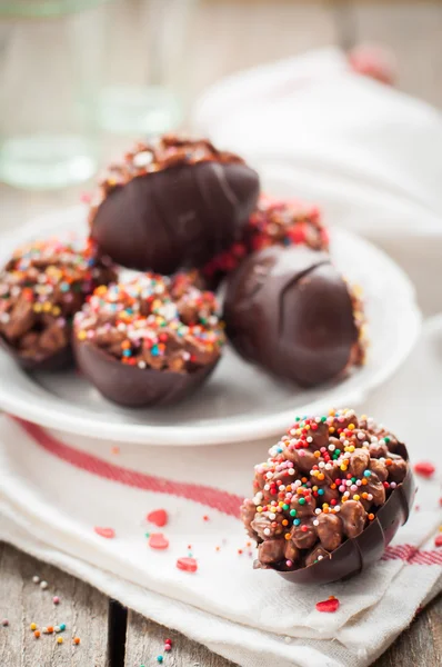 Hemgjord choklad ägg med ris och vete flingor och Rainbow S — Stockfoto