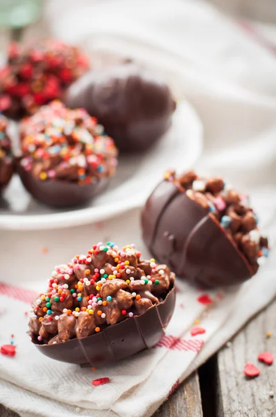 Hemgjord choklad ägg med ris och vete flingor och Rainbow S — Stockfoto