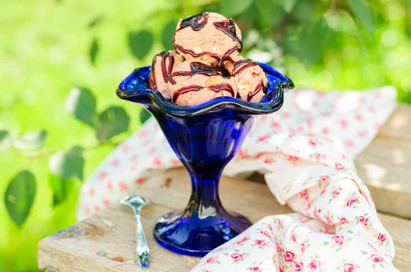 Crème glacée au chocolat avec sauce au caramel dans un bol bleu — Photo