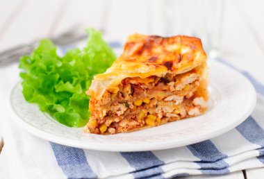 Tortilla (lavaş), tavuk, kabak ve tatlı mısır kek katmanlı