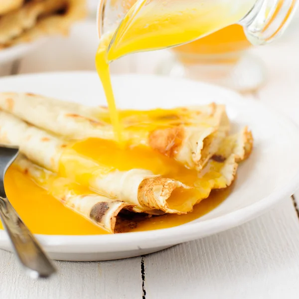 Tunna pannkakor med apelsinsås (Crepe Suzette) — Stockfoto