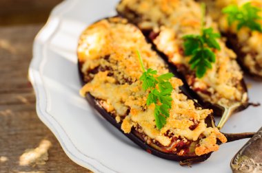 Patlıcan yarım doldurulmuş