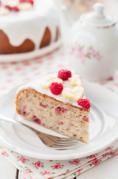 Banana Cake with Sugar Glaze Topped with Raspberries and Banana — Stock Photo, Image