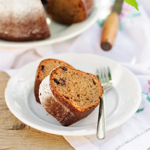 Tranches de gâteau Bundt de style rustique saupoudré de sucre glace — Photo