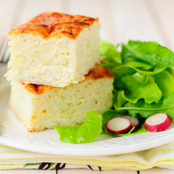 Zucchini Rice Slice with Green Leaf Salad — Stock Photo, Image