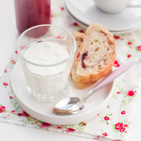 Iogurte grego com molho de baga e fatias de pão doce — Fotografia de Stock