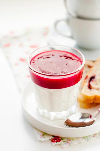 Греческий йогурт с ягодным соусом и ломтиками сладкого хлеба — стоковое фото