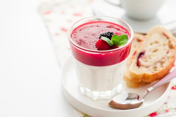 Yogur griego con salsa de bayas y rebanadas de pan dulce —  Fotos de Stock