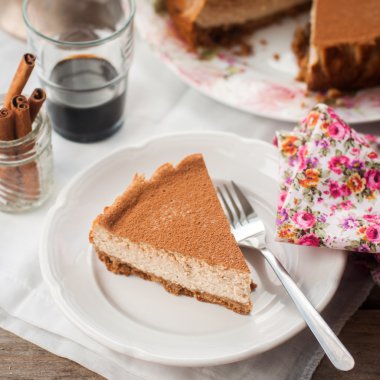 Baharatlı kahve peynirli kek bir dilim