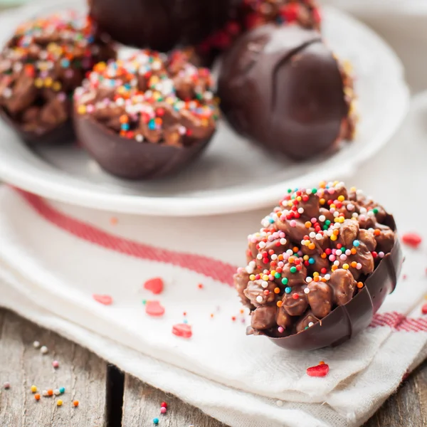 Hemgjord choklad ägg med ris och vete flingor och Rainbow S — Stockfoto