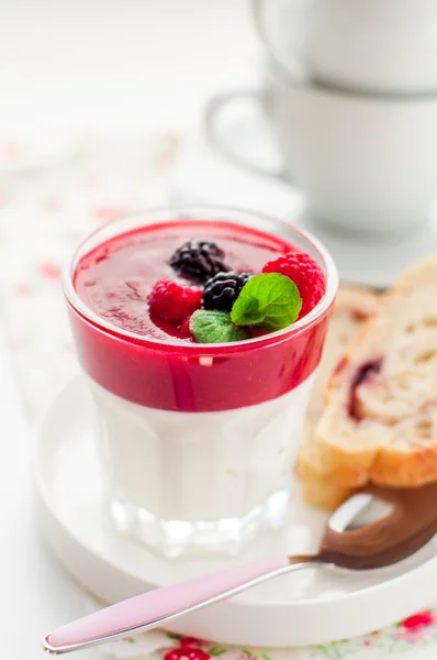 Griekse yoghurt met Berry saus en segmenten van zoet brood — Stockfoto