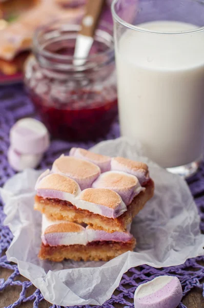 Marshmallow Jam Slices com um copo de leite — Fotografia de Stock