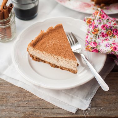 Baharatlı kahve peynirli kek bir dilim