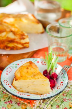 Katmanlı patates fırında bir dilim