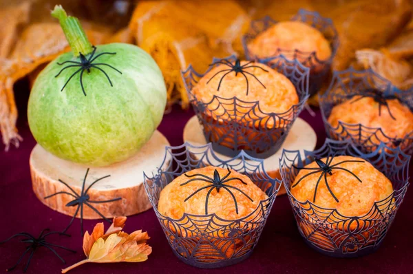 Helloween Muffins de calabaza decorados con arañas y tela de araña — Foto de Stock