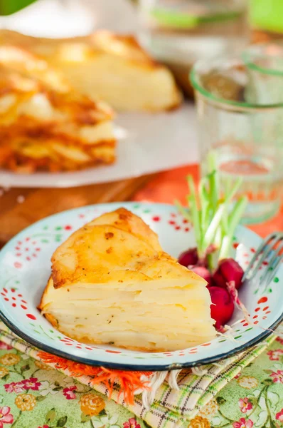 Una rebanada de patata en capas hornear — Foto de Stock