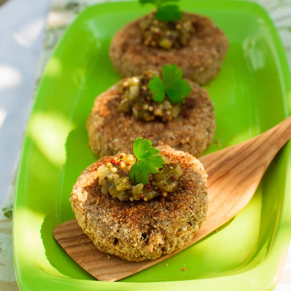 Aardappel en varkensvlees pasteitjes gegarneerd met gemarineerde augurk Salsa — Stockfoto