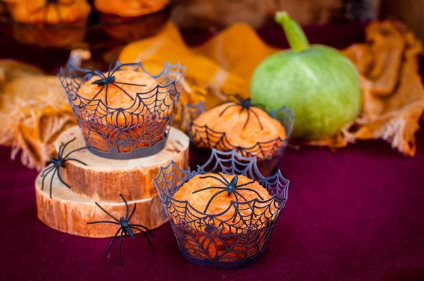 Halloween dynia babeczki ozdobione pająki i pająka — Zdjęcie stockowe
