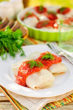 domates sosu ve dereotu ile lahana rulo