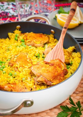 Tavuk uyluk ve pirinç Biryani yeşil bezelye ile