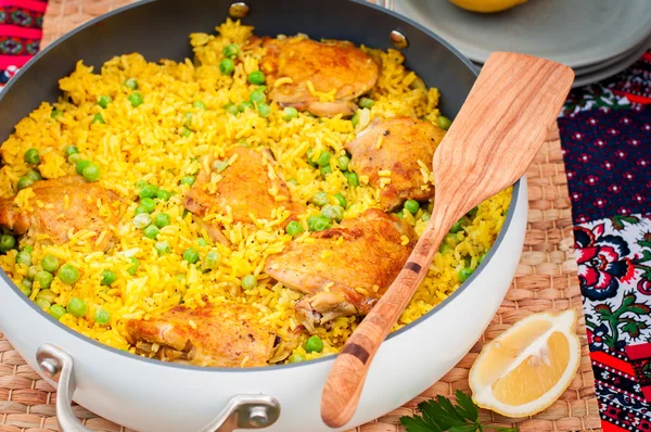 Udko z kurczaka i ryż Biryani z groszkiem — Zdjęcie stockowe