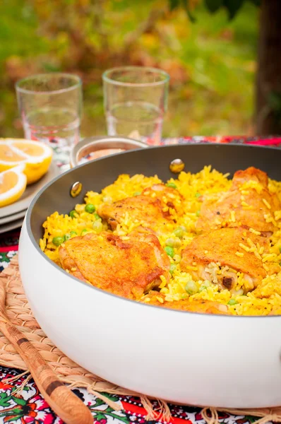 Muslo de pollo y arroz Biryani con guisantes verdes — Foto de Stock
