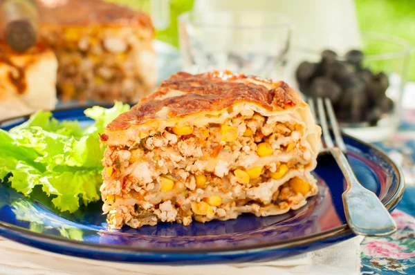 Ein Stück mexikanische Hühner- und Mais-Tortilla-Torte — Stockfoto