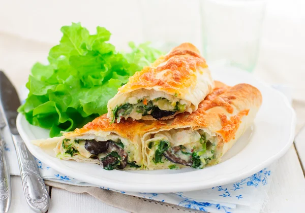 Rollos de tortilla al horno con espinacas, pollo y champiñones — Foto de Stock