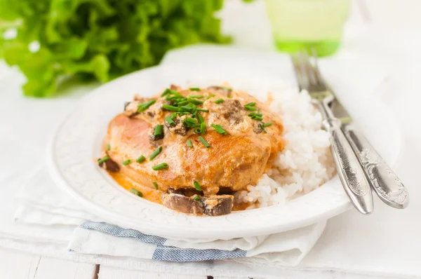 Chicken Breast Sauteed in Creamy Mushroom Sauce over Rice — Stock Photo, Image