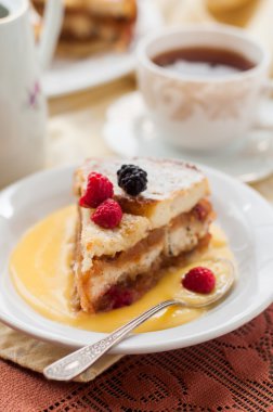 Elma ve Cranberries ile İngilizce ekmek ve tereyağı pudingi