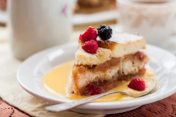 Pudding au pain et beurre anglais aux pommes et aux canneberges — Photo