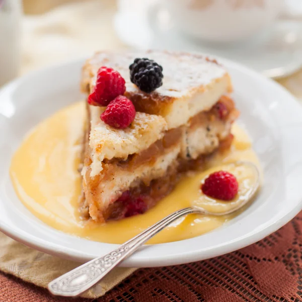 Pudim Inglês de Pão e Manteiga com Maçãs e Cranberries — Fotografia de Stock