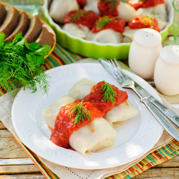 Rollos de col con salsa de tomate y eneldo —  Fotos de Stock