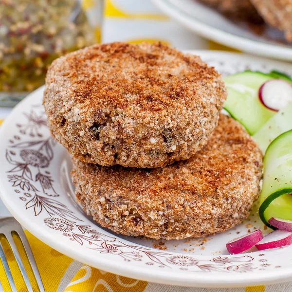 Patatas y empanadas de cerdo con ensalada de pepino y rábano — Foto de Stock