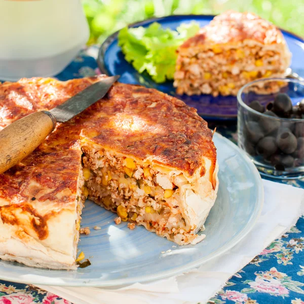 Tarte à la tortilla au poulet et maïs mexicain — Photo