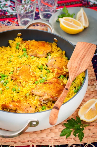 Muslo de pollo y arroz Biryani con guisantes verdes — Foto de Stock