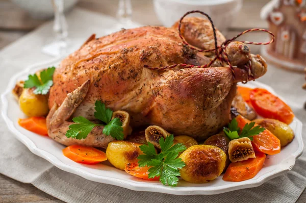 Christmas Stuffed Chicken Served with Potatoes, Carrots and Figs — Stock Photo, Image
