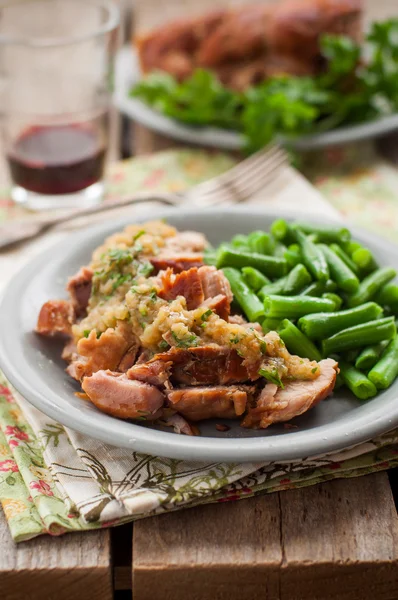 Cerdo de cocción lenta con salsa de manzana y judías verdes — Foto de Stock