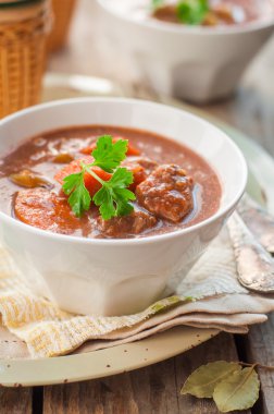 Yavaş pişmiş sığır eti güveç sebze ile