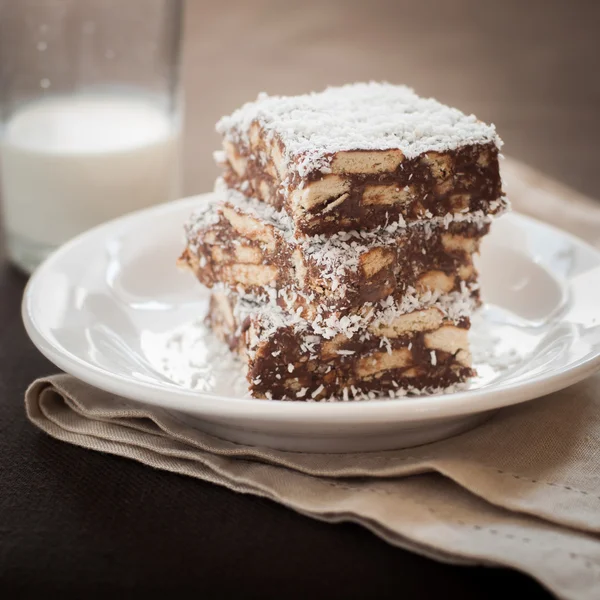 Fatia de coco de chocolate com biscoitos — Fotografia de Stock